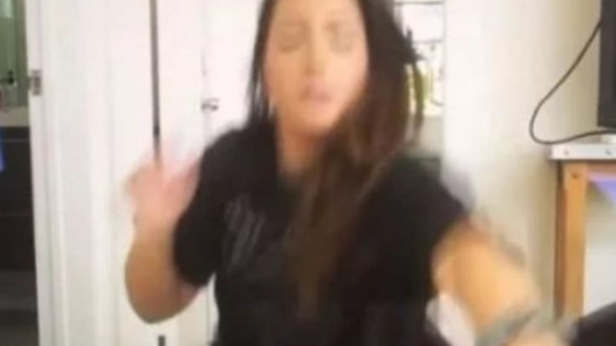 Se viralizó el video de una youtuber que maltrata a su perro