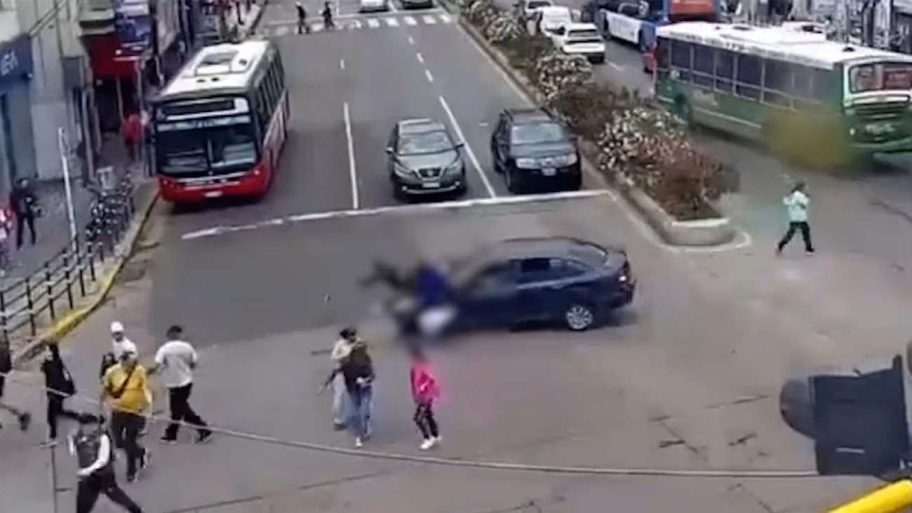 Manejaba en ojotas y atropelló a tres jubiladas