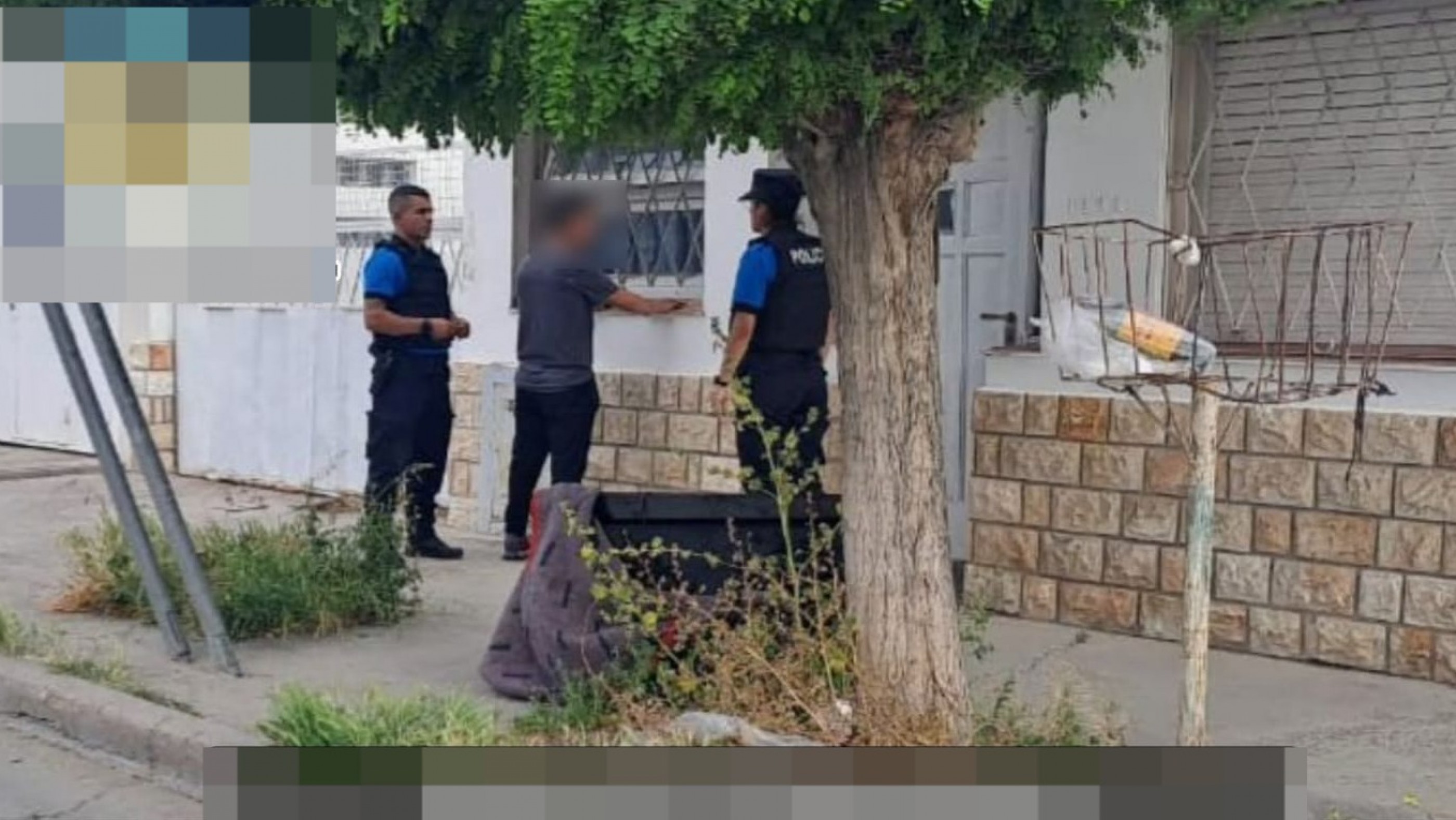 Detuvieron a un hombre que llevaba dos televisores robados envueltos en una frazada