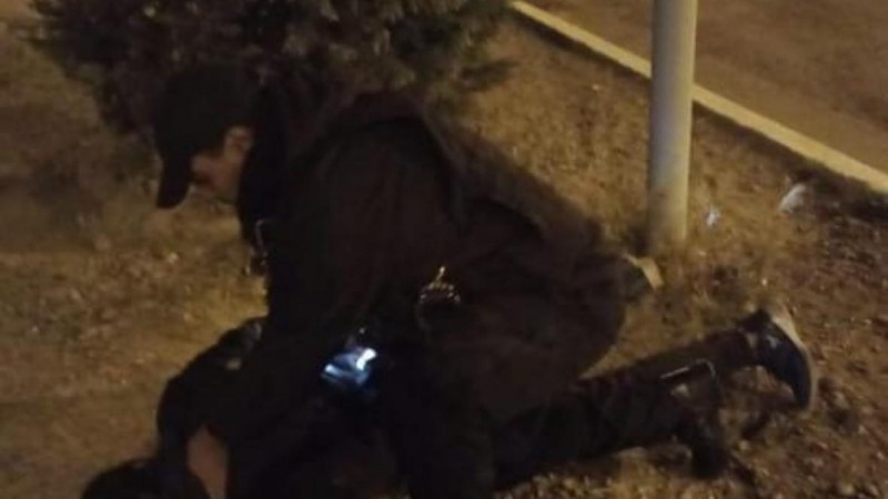 Un hombre fue sorprendido cuando intentaba robar en un auto: terminó detenido