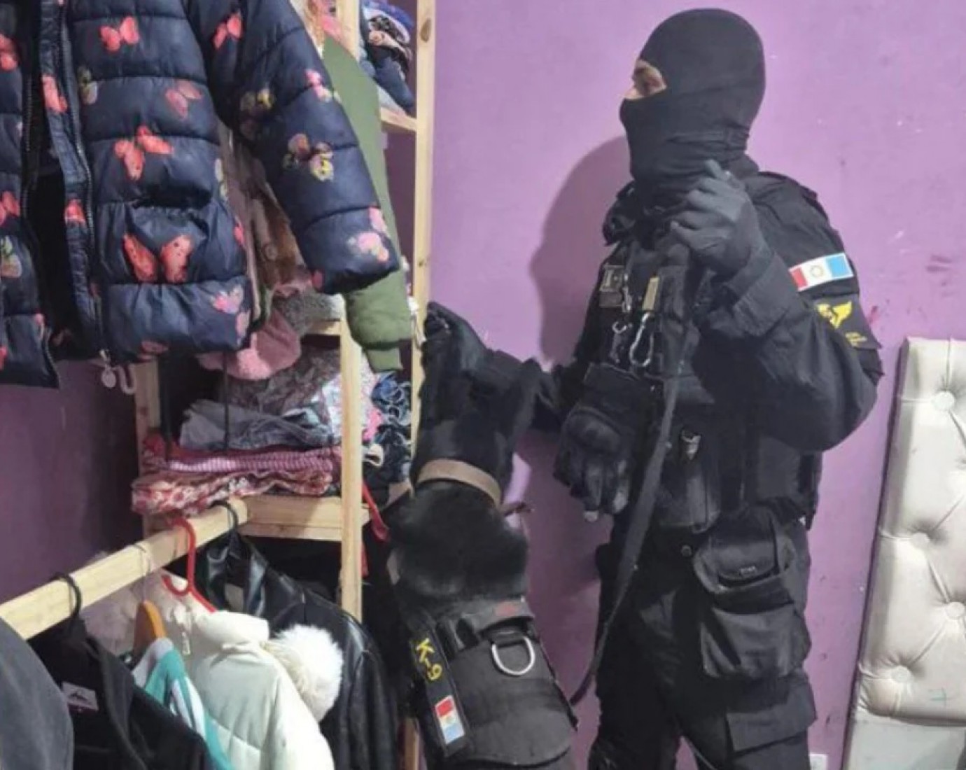 Tres mujeres y un menor de edad detenidos por venta de cocaína: intentaron tirarla por el inodoro