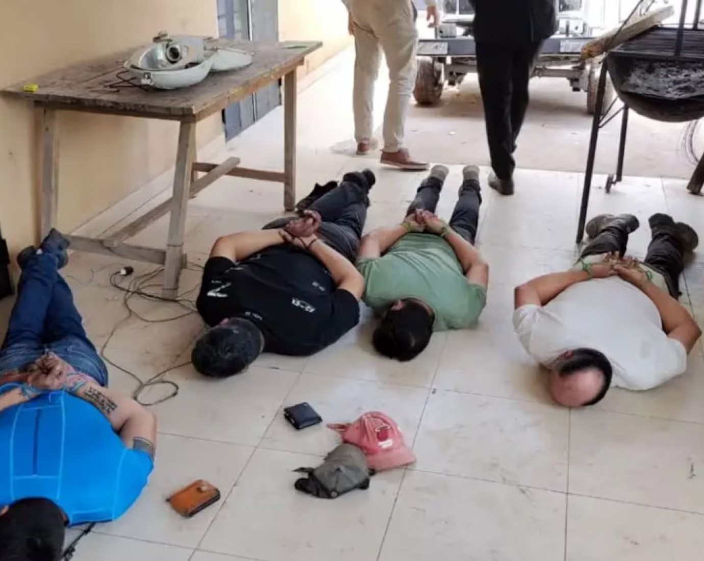 Escándalo: echaron a dos jefes policiales por usar presos como albañiles