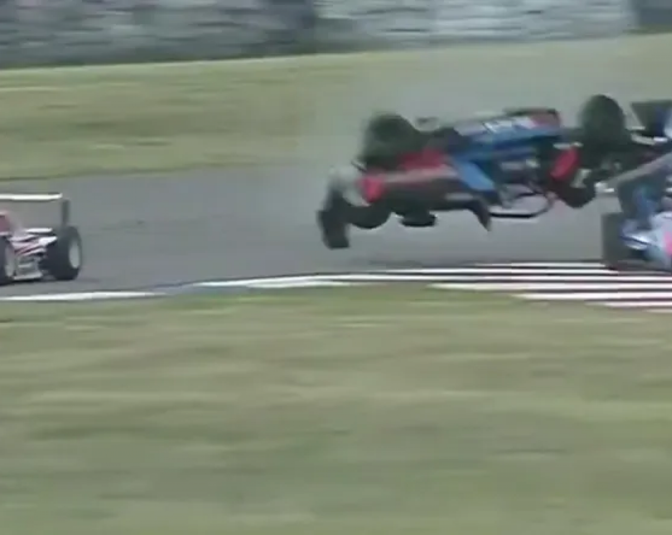 Impresionante vuelco en la Fórmula 3: un piloto se salvó de milagro