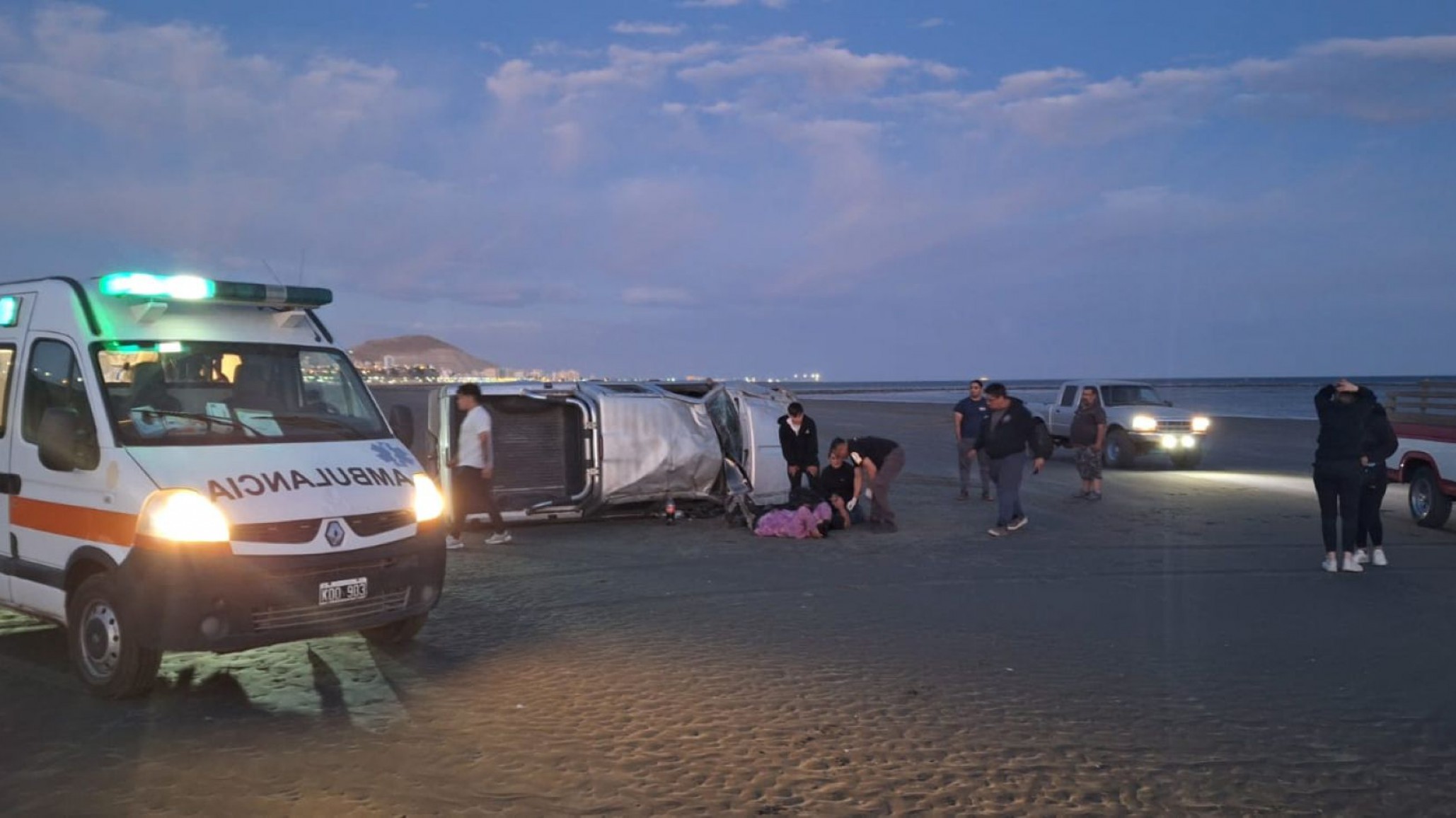 Vuelco en la costa de Comodoro: dos hombres fueron hospitalizados y la marea complicó el trabajo pericial