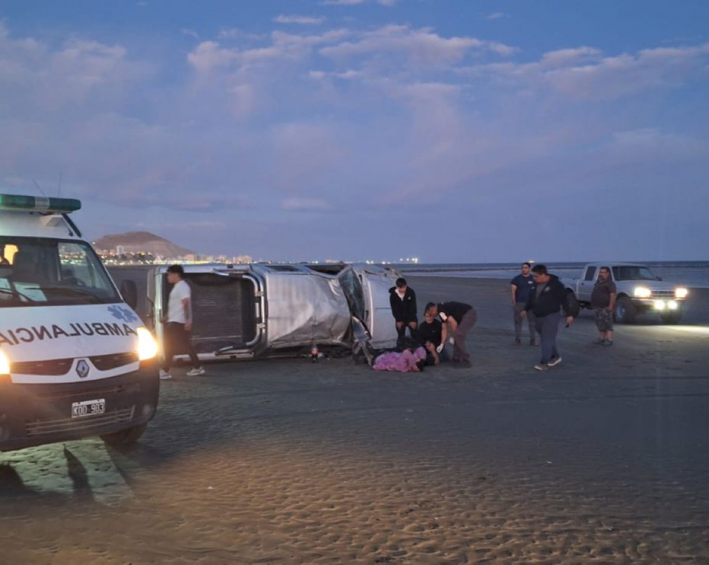 Vuelco en la costa de Comodoro: dos hombres fueron hospitalizados y la marea complicó el trabajo pericial