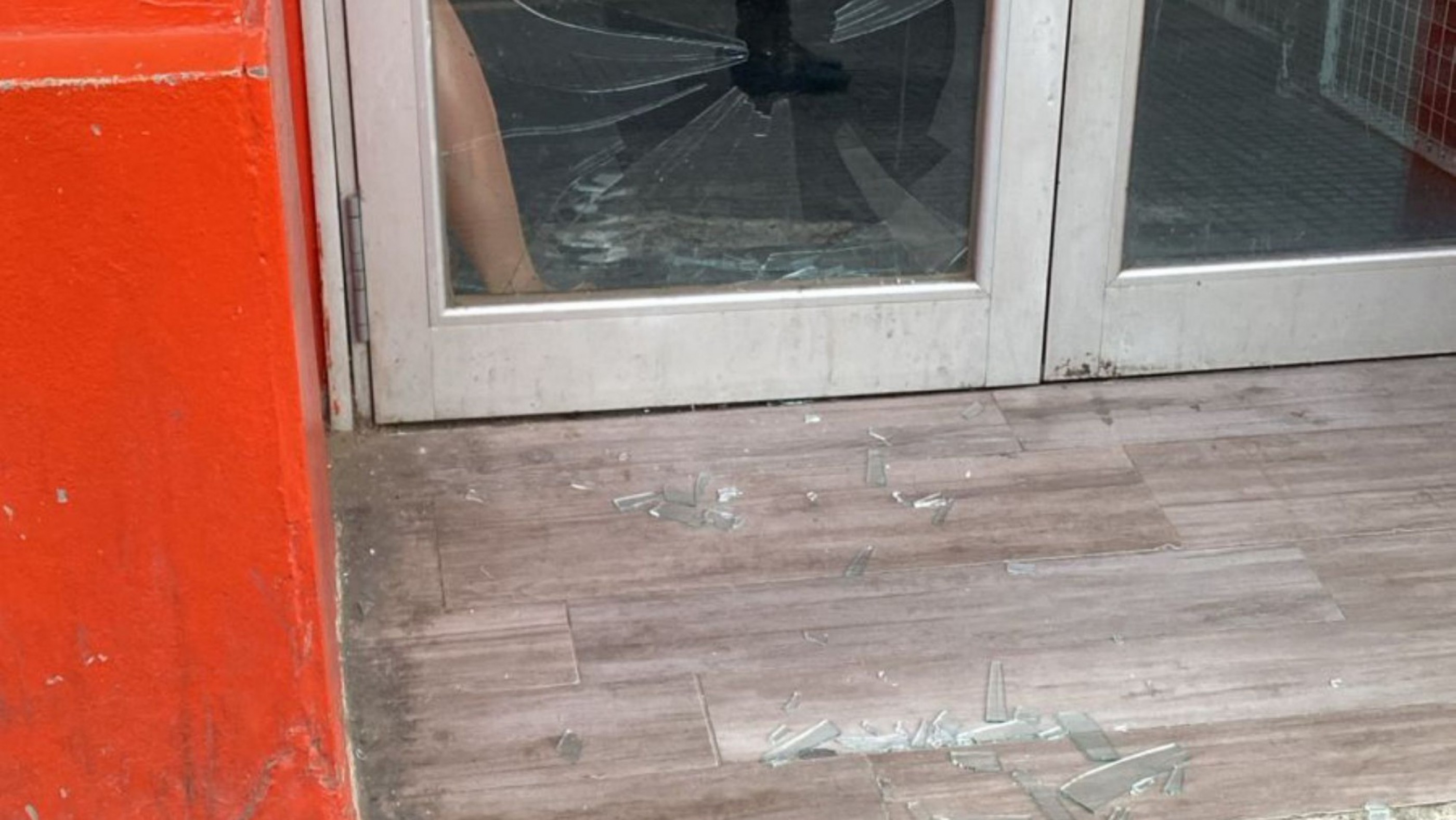 Demoran a una adolescente por romper la vidriera de un local en el Paseo de Compras Rivadavia