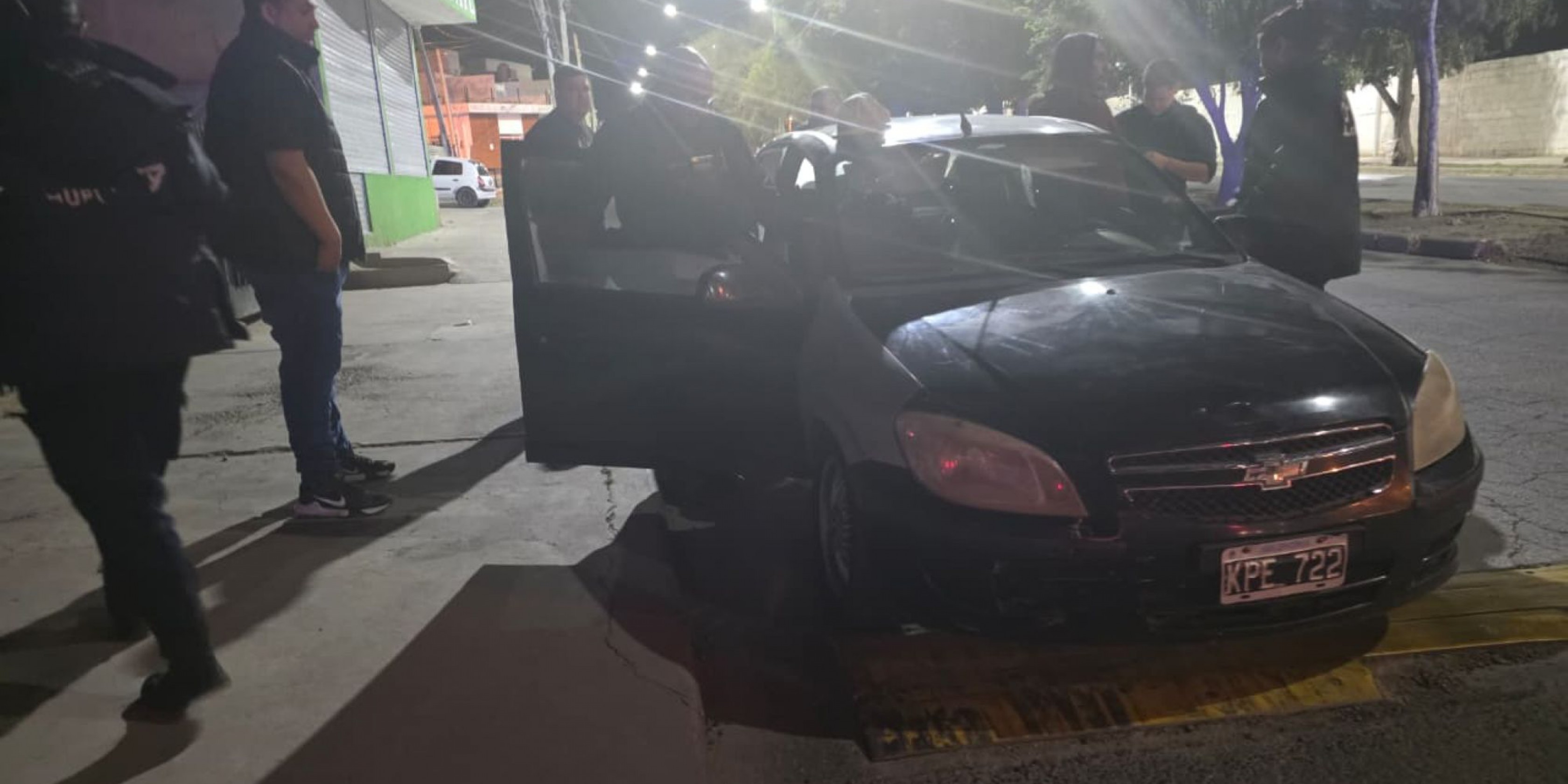 Manejaba alcoholizado, circulaba sin documentos y pasó un semáforo en rojo