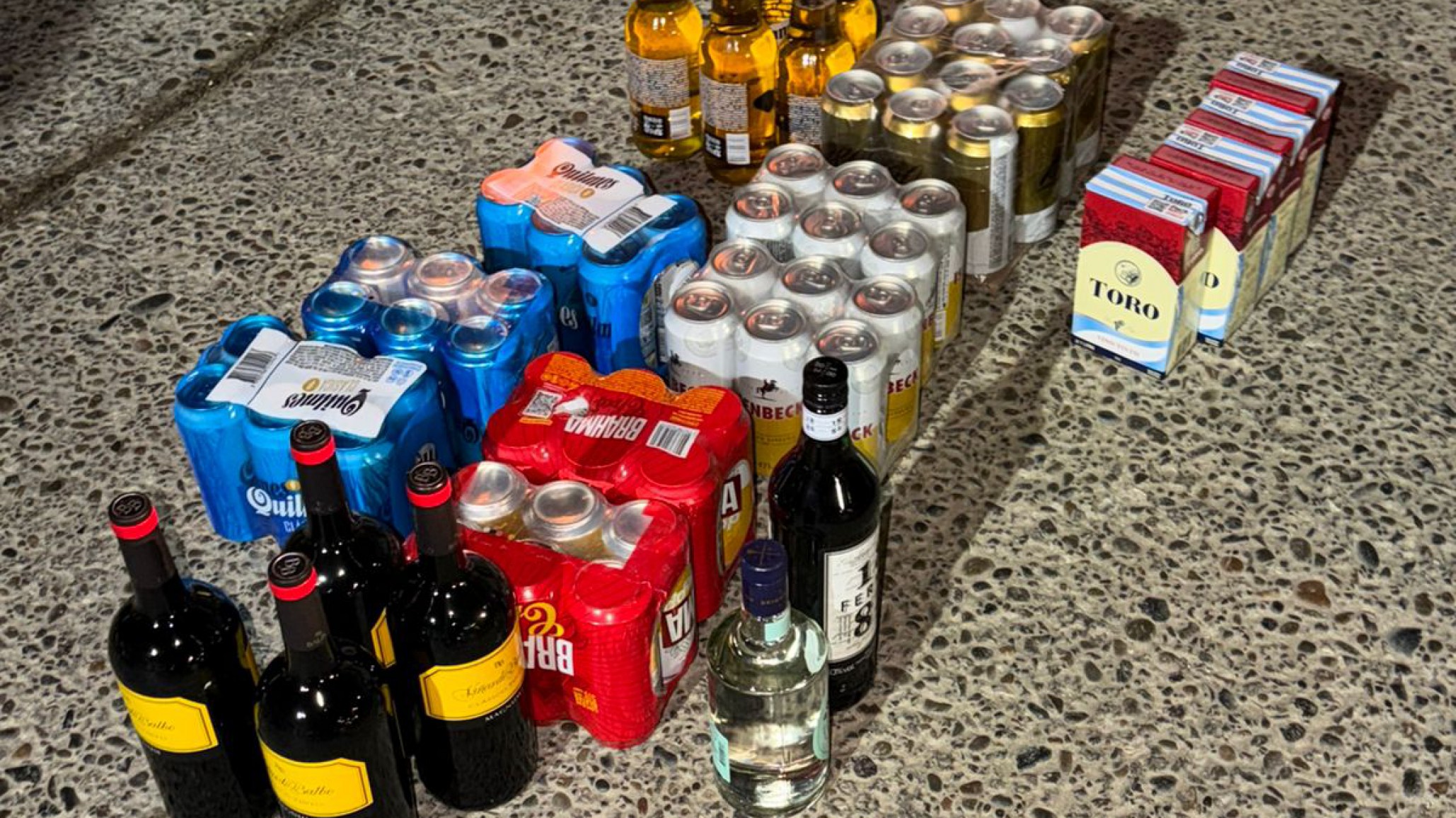 Circulaban en contramano y los descubrieron vendiendo alcohol de forma ilegal