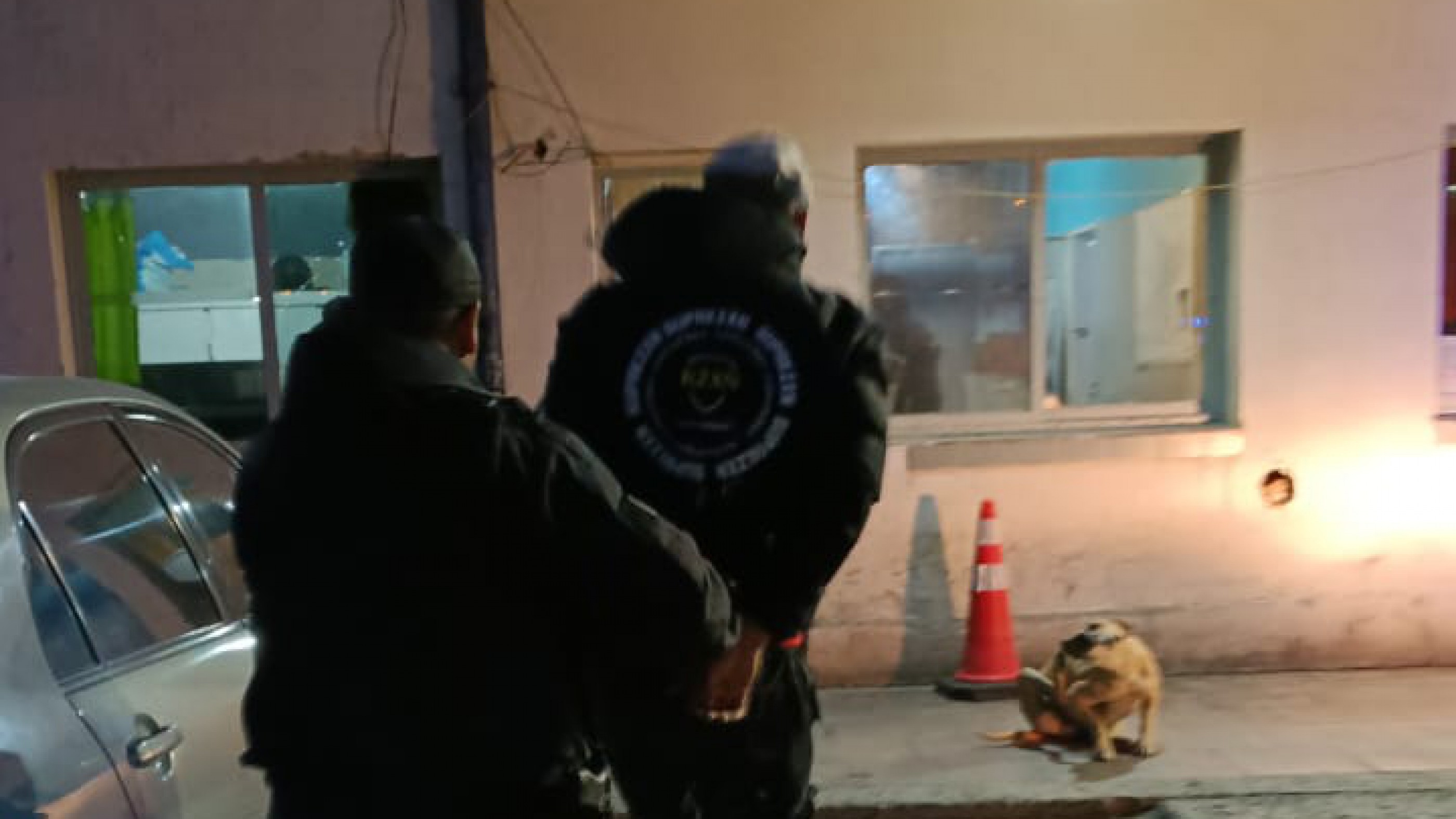 Rompieron el vidrio de un local, entraron a robar y fueron detenidos por la policía