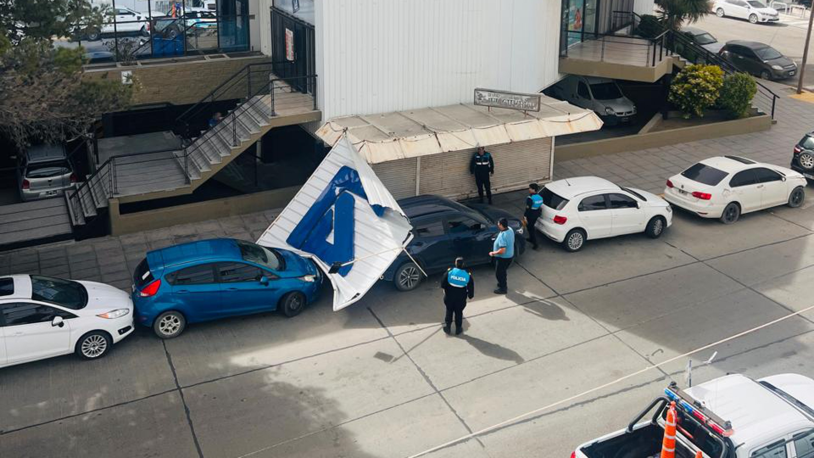 Temporal: ráfagas de 150 km/h volaron el techo de un edificio en las 1008