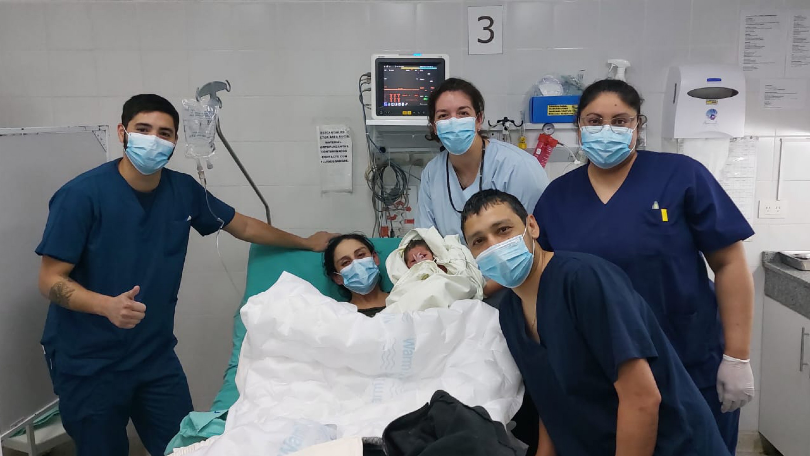 Comodoro: en pleno temporal de viento no pudo bajar del auto y dio a luz en el auto afuera del Hospital Alvear