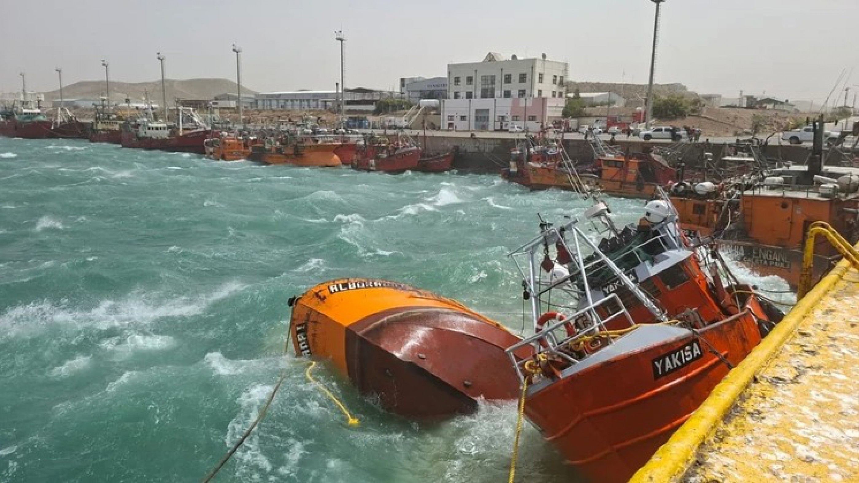 Tres barcos pesqueros se hundieron por la marejada del temporal