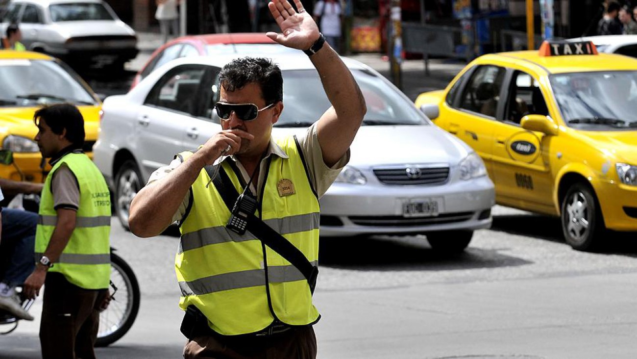 Por fallas en los semáforos, refuerzan el control de tránsito en avenidas clave