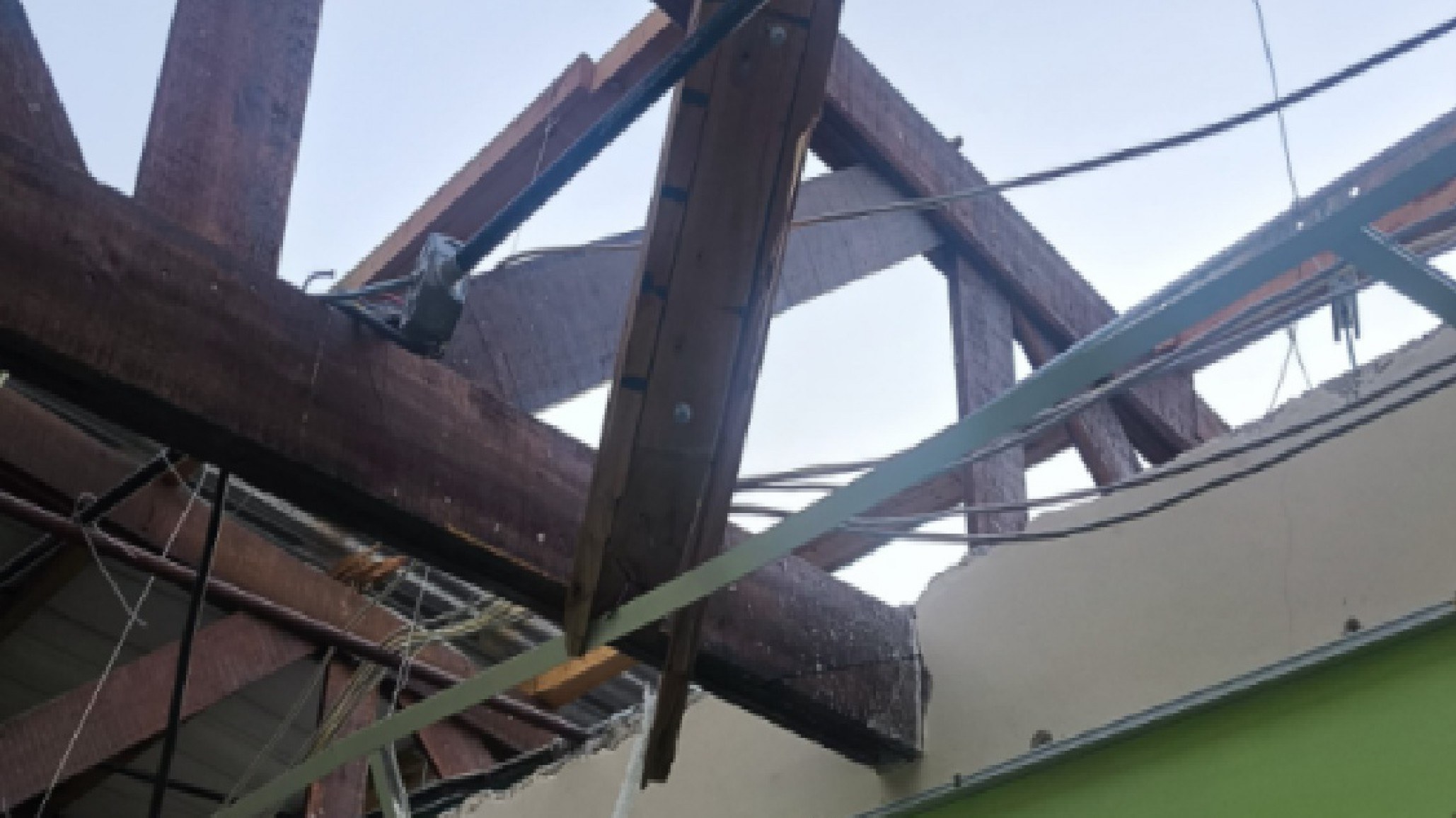 Voladura de techo en la Escuela 7702: 597 estudiantes pasarán a clases virtuales mientras avanzan las obras