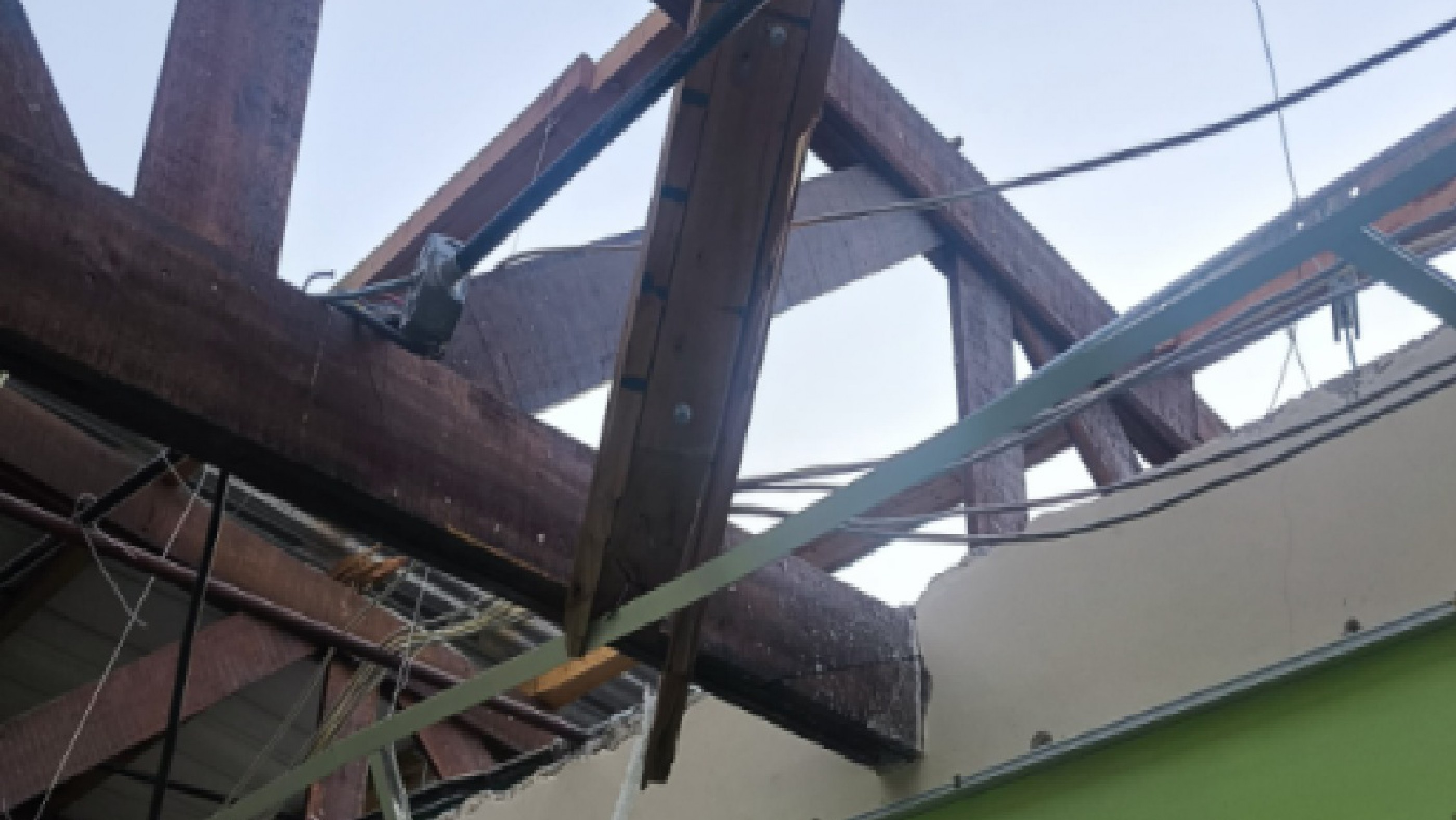 Voladura de techo en la Escuela 7702: 597 estudiantes pasarán a clases virtuales mientras avanzan las obras