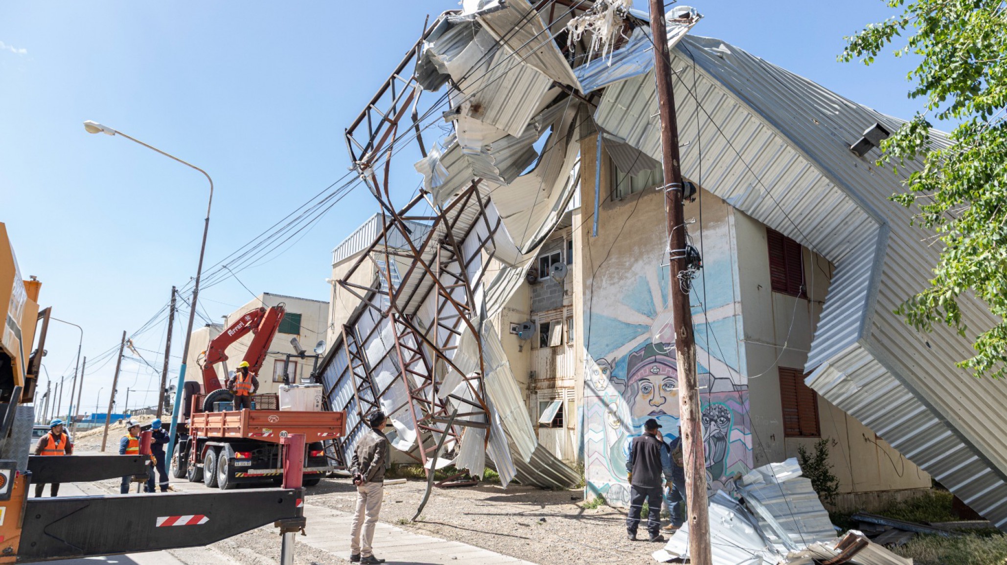 Barrio 30 de Octubre: Retiraron la estructura de techo arrancada por el viento
