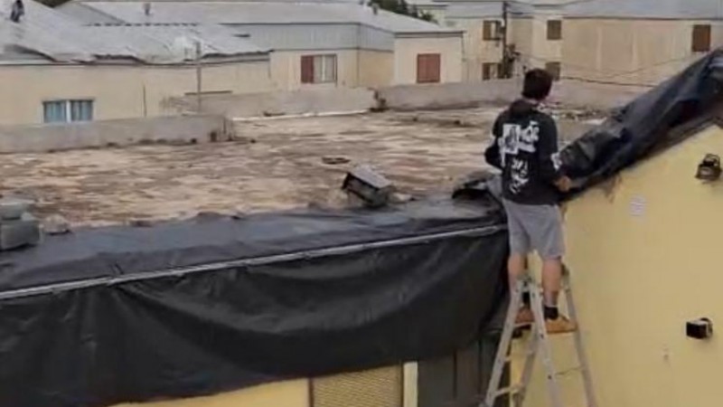 "Parecía que se venía la casa abajo": vecinos asistieron a una madre y su hija tras perder el techo por el temporal