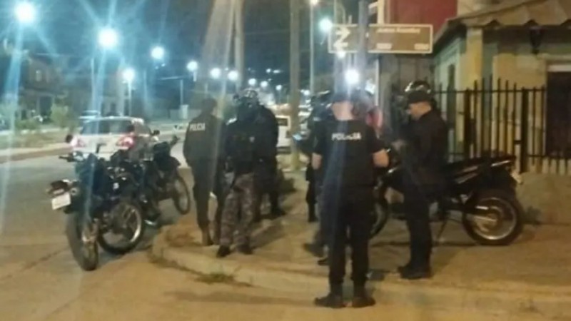 Lo descubrieron con marihuana en una caja de cartón y terminó detenido en Av. Lisandro de la Torre