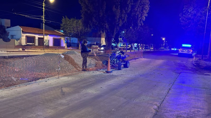 Dos adolescentes resultaron heridos tras chocar en cuatriciclo contra un montículo de obra en Comodoro