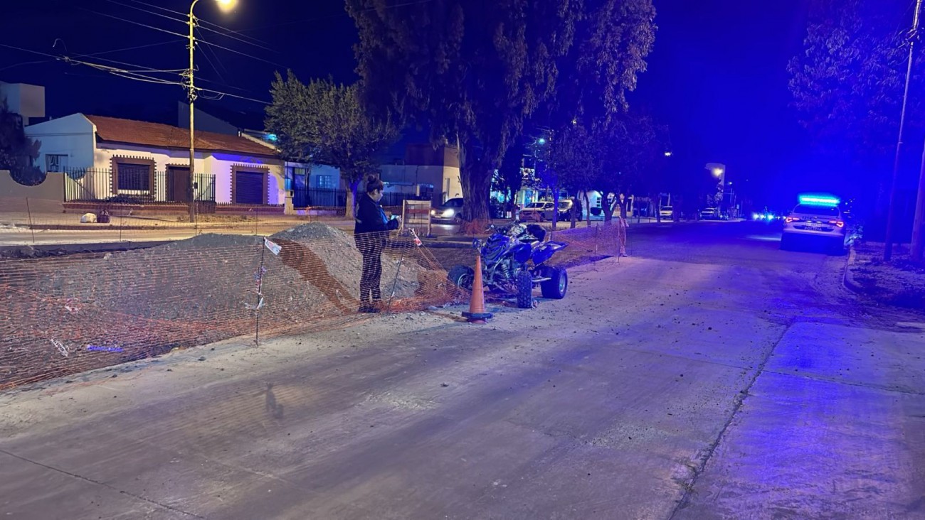 Dos adolescentes resultaron heridos tras chocar en cuatriciclo contra un montículo de obra en Comodoro