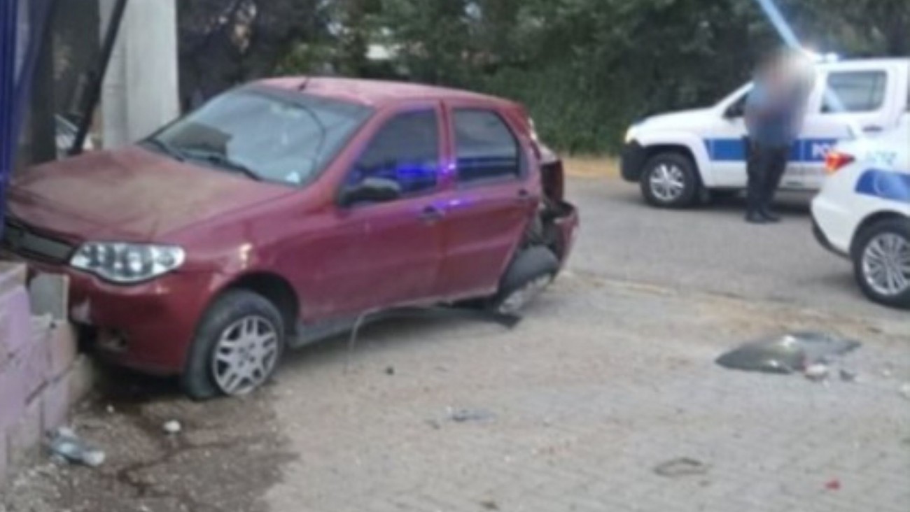 Un adolescente le sacó el auto a los padres, se lo prestó a un amigo ebrio y chocaron una vivienda: alcoholemia 1,67 g/L