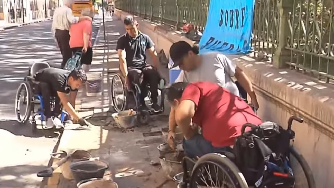 Córdoba: deportistas en silla de ruedas reparan veredas destruidas para poder llegar a entrenar