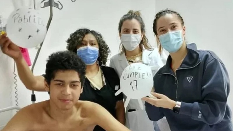 "Por fin" el abrazo de la vida: Un adolescente de 13 años dona su médula a su hermano quien estuvo internado en Comodoro