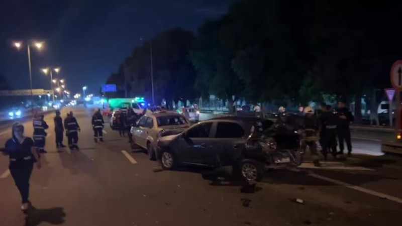 Remolcaban un auto, falló la linga y terminó en desastre: un muerto y varios heridos