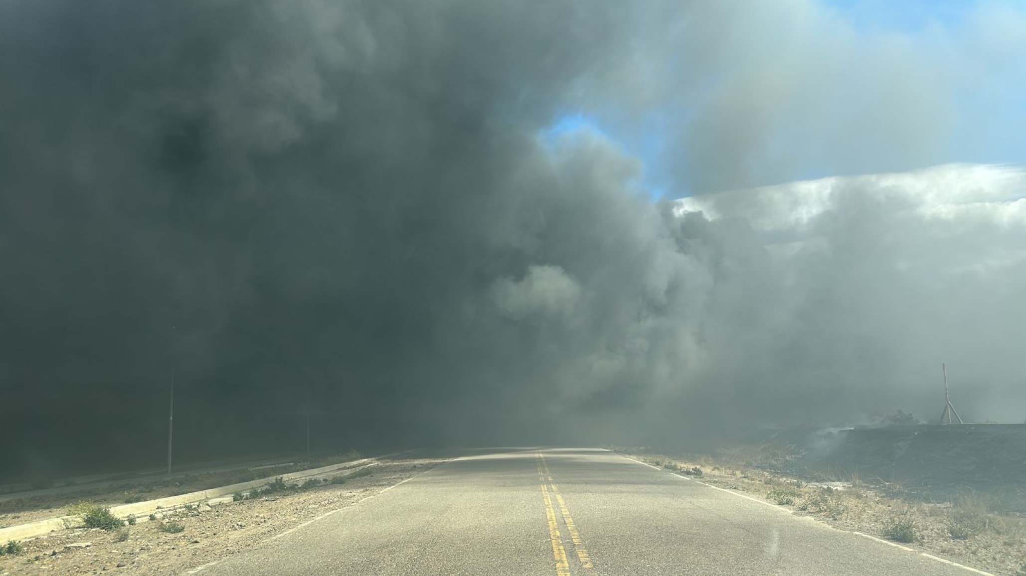 Alarma en Comodoro: bomberos combaten un incendio de pastizales cerca del autódromo