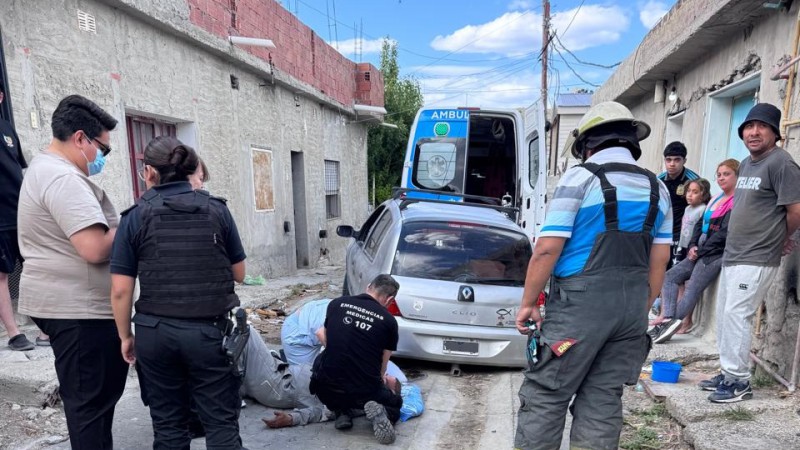 Km.3: Falló el crique y se le cayó el auto encima