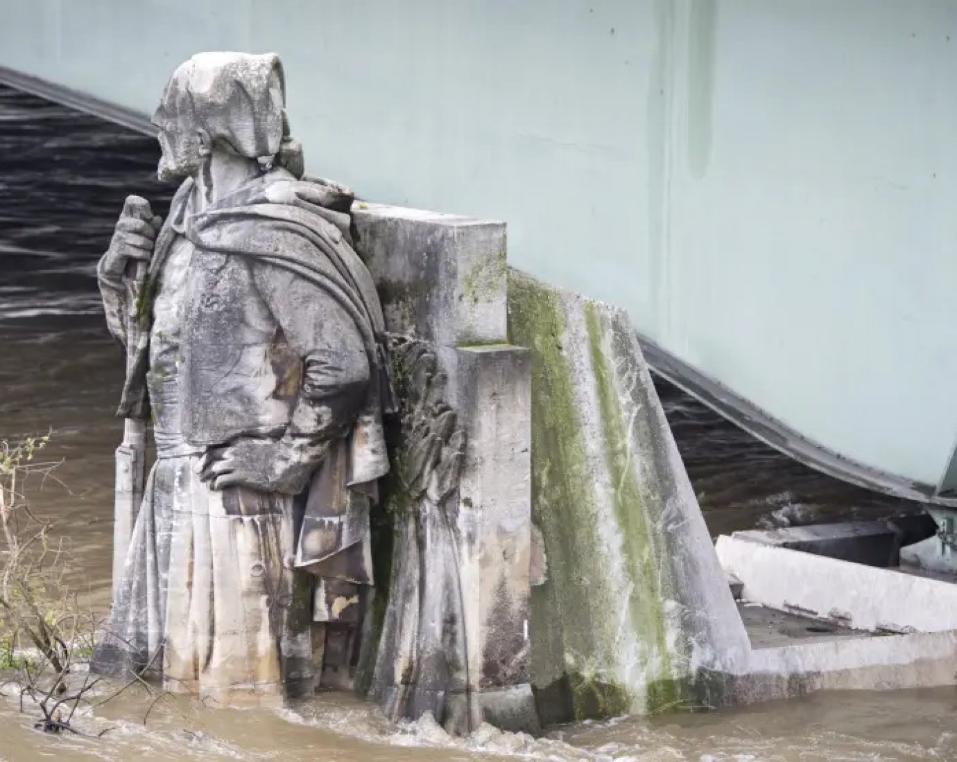 Una inundación en el Louvre dañó cientos de libros clave de egiptología