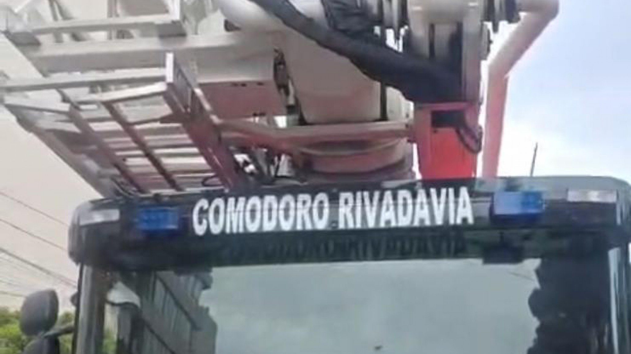 Bomberos incorporó una escalera hidráulica de 33 metros con tecnología avanzada