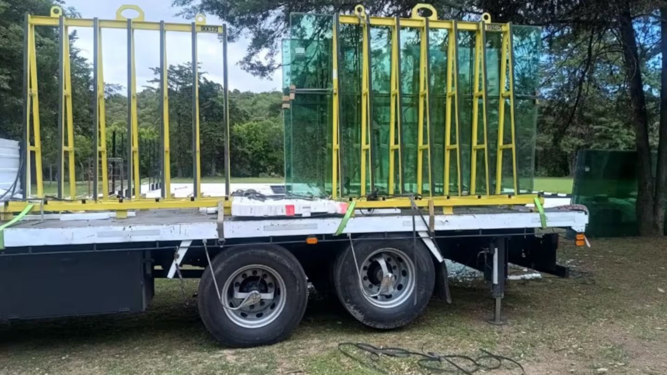 Tragedia: un joven murió aplastado mientras descargaba placas de vidrio en un hotel