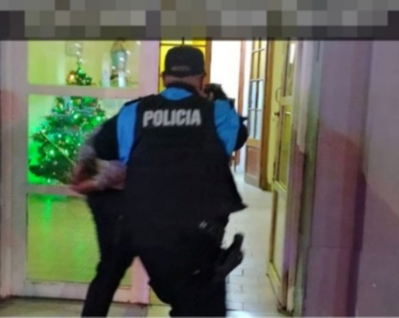 Lo apuñaló en una parada de colectivos para robarle la mochila y quedó detenido