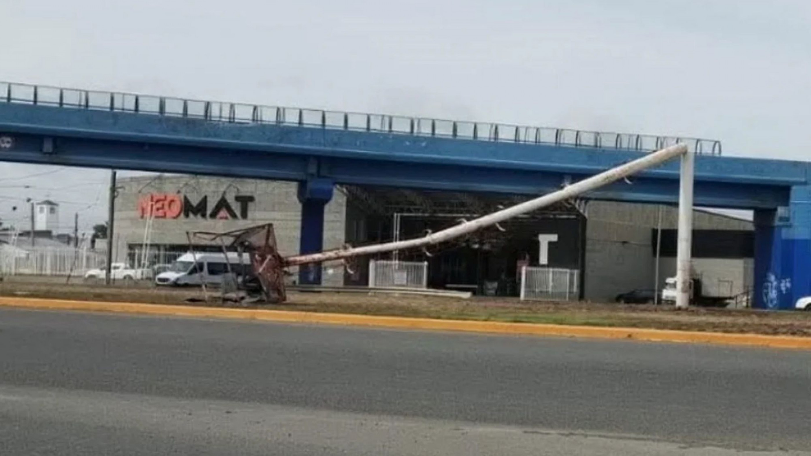 Temporal de viento en Santa Cruz: las ráfagas de más de 100 km/h derribaron una estructura y generaron alerta vial