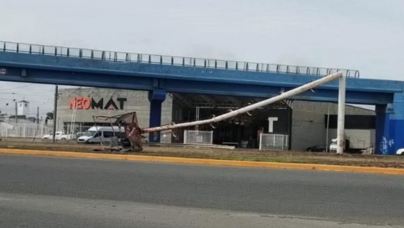 Temporal de viento en Santa Cruz: las ráfagas de más de 100 km/h derribaron una estructura y generaron alerta vial