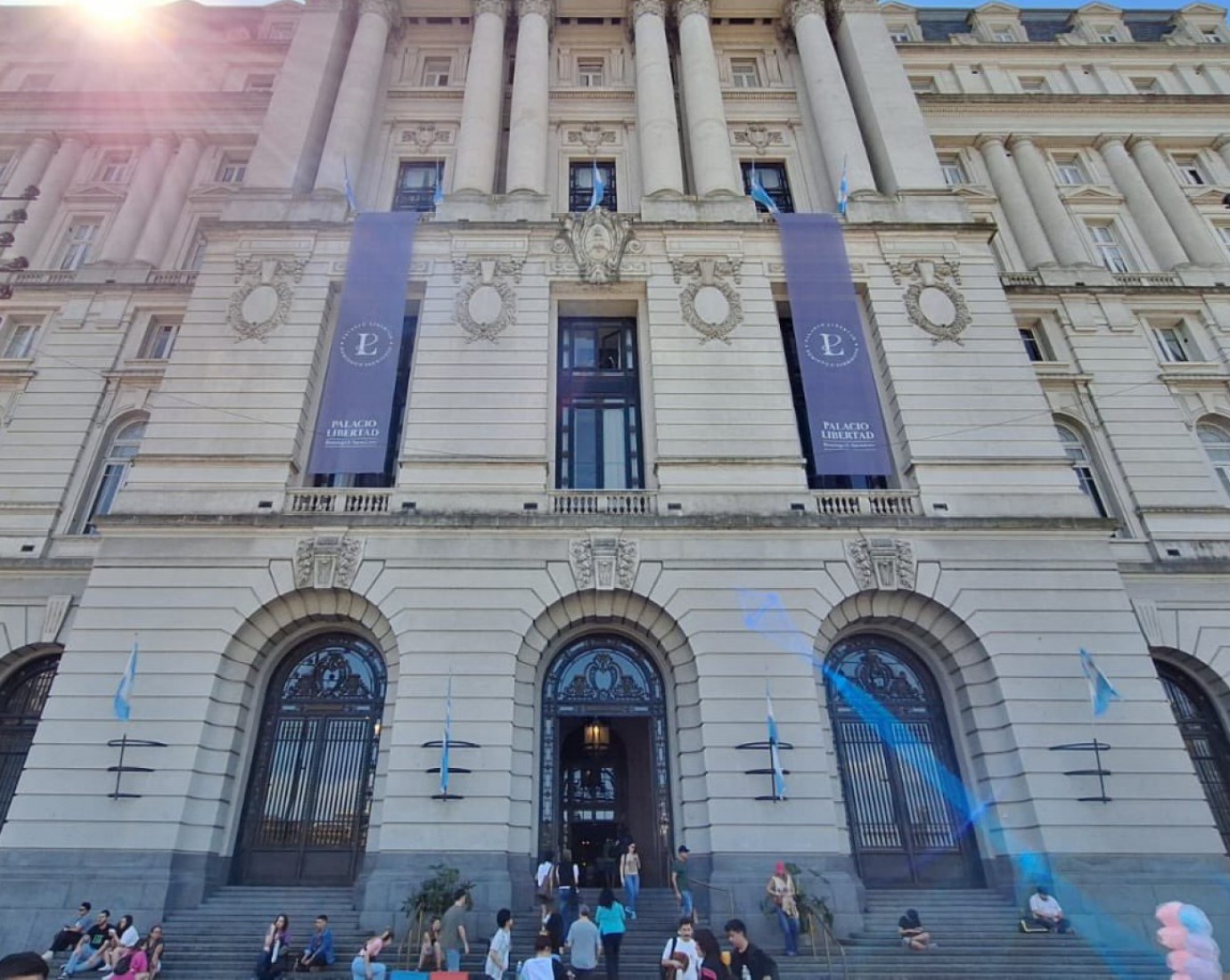 Murió un empleado tras ser descubierto espiando a menores en el Palacio Libertad: se arrojó por una ventana