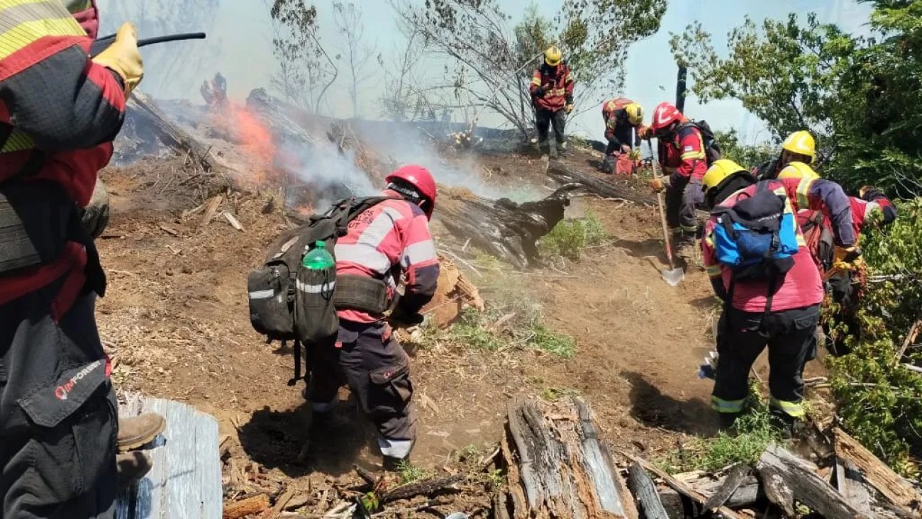 Contuvieron el fuego en El Turbio tras varios días de trabajo