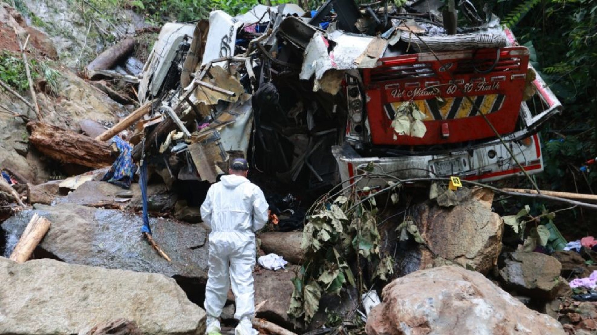 Tragedia: un colectivo con egresados cayó a un precipicio y dejó 17 muertos