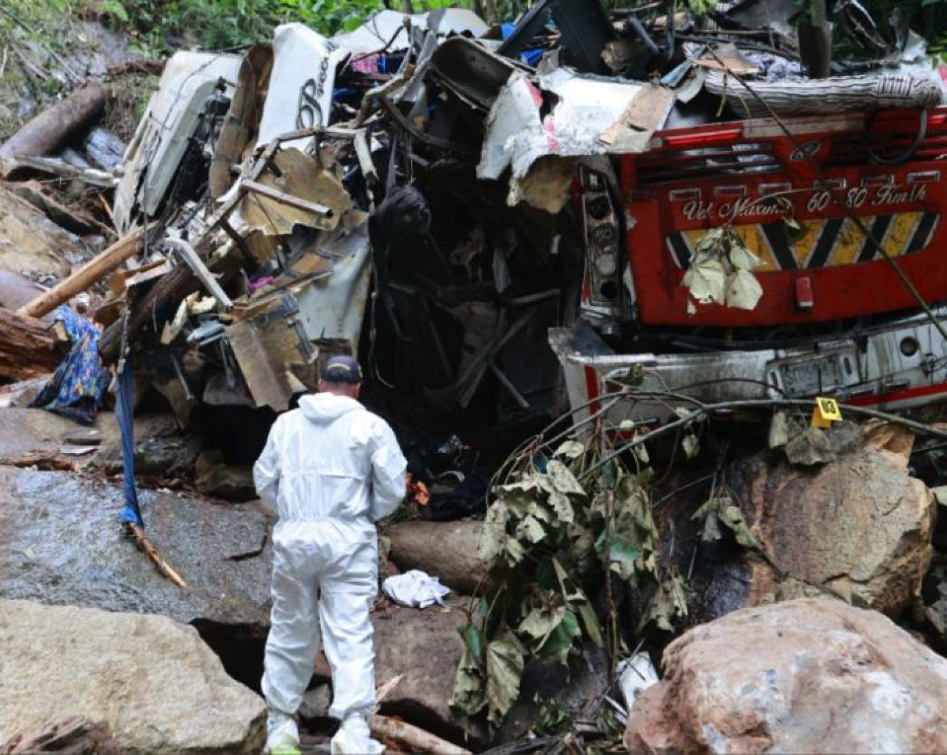 Tragedia: un colectivo con egresados cayó a un precipicio y dejó 17 muertos