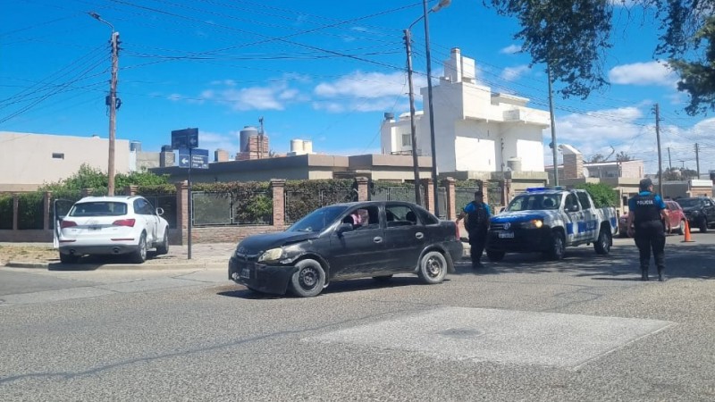 Choque en Av. Kennedy: un auto quedó a metros de incrustarse en una vivienda
