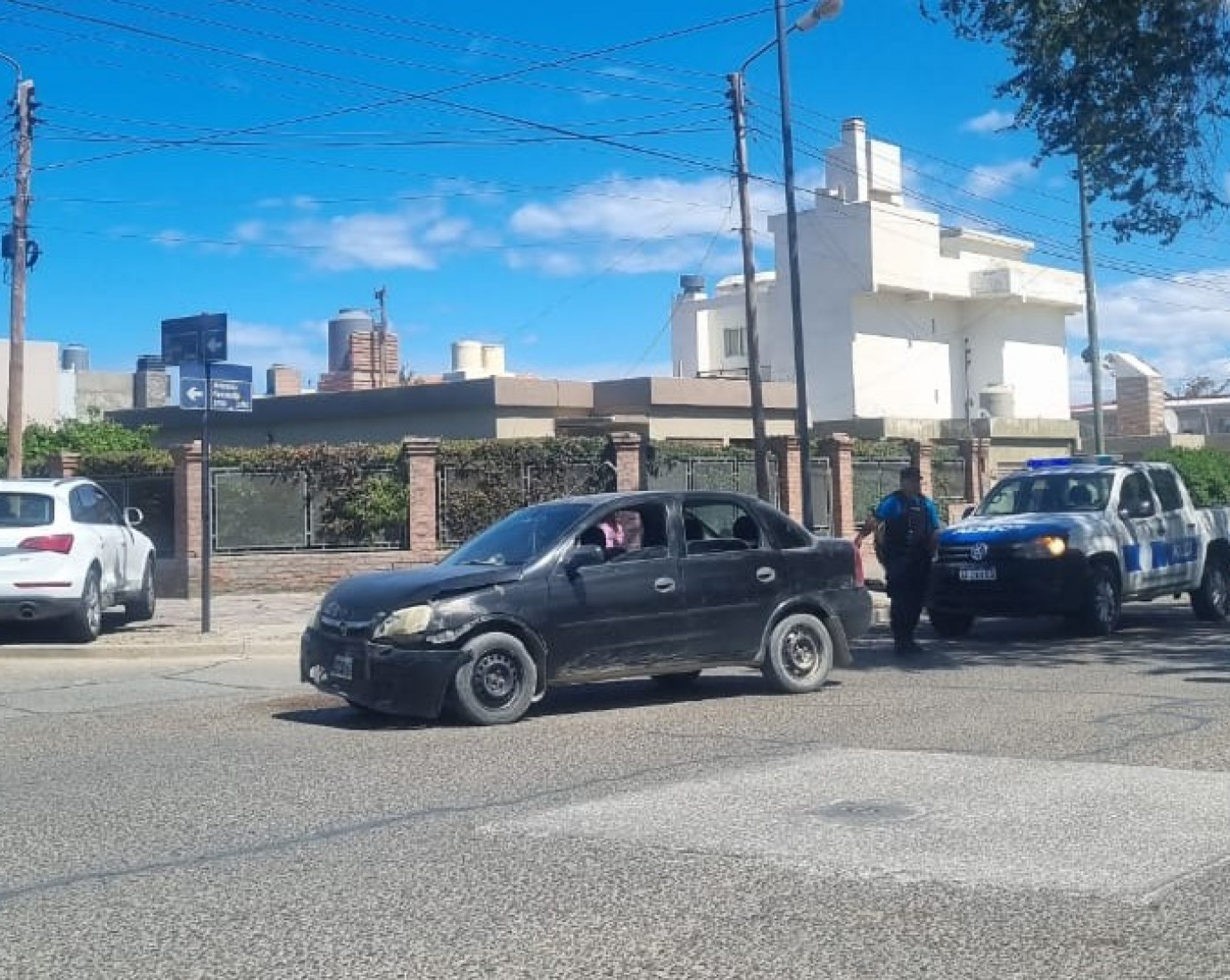 Choque en Av. Kennedy: un auto quedó a metros de incrustarse en una vivienda