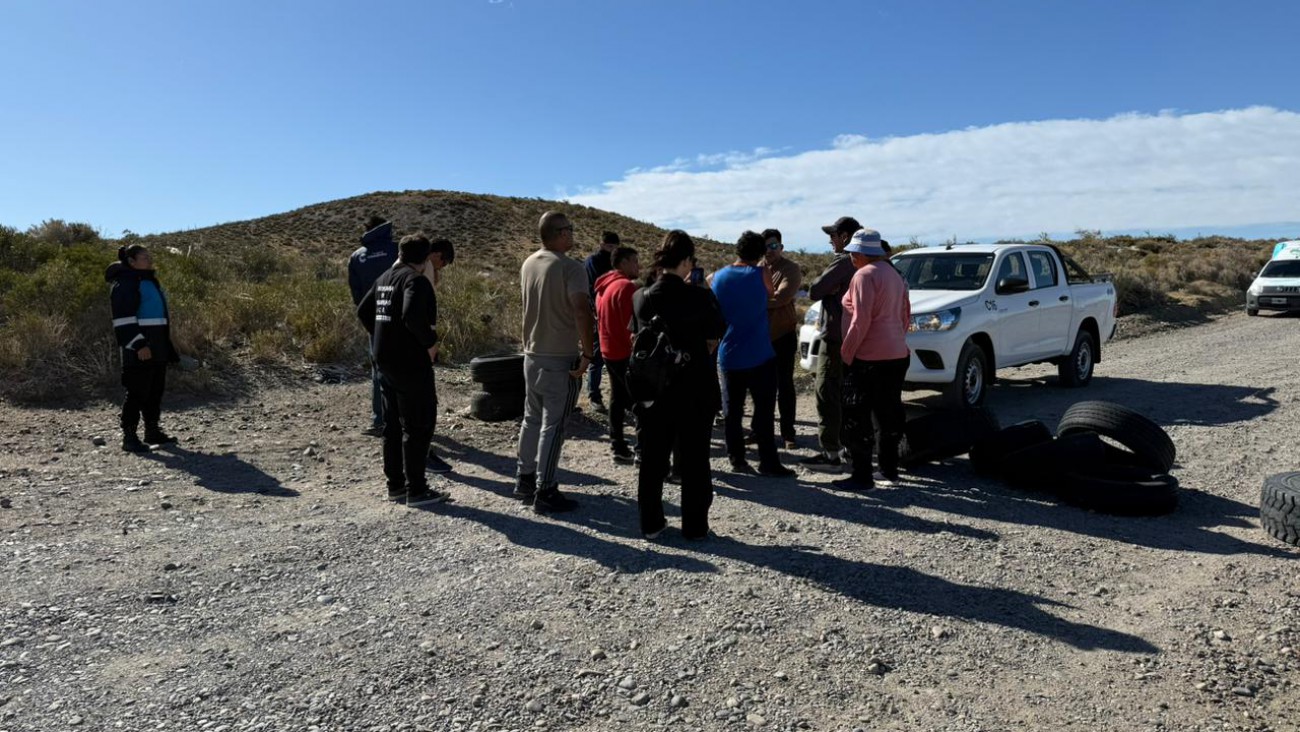 Vecinos de El Faro bloquearon accesos por temor a que máquinas dañen casas y cercos: alcanzaron un acuerdo y levantaron la medida