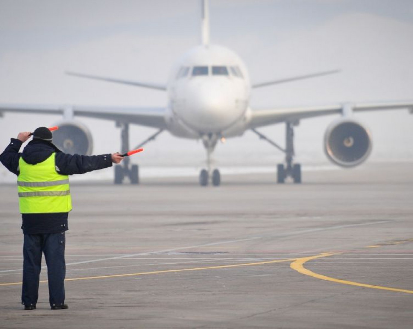 Controladores aéreos denuncian sobrecarga laboral y atraso salarial en Comodoro en medio del paro del sector