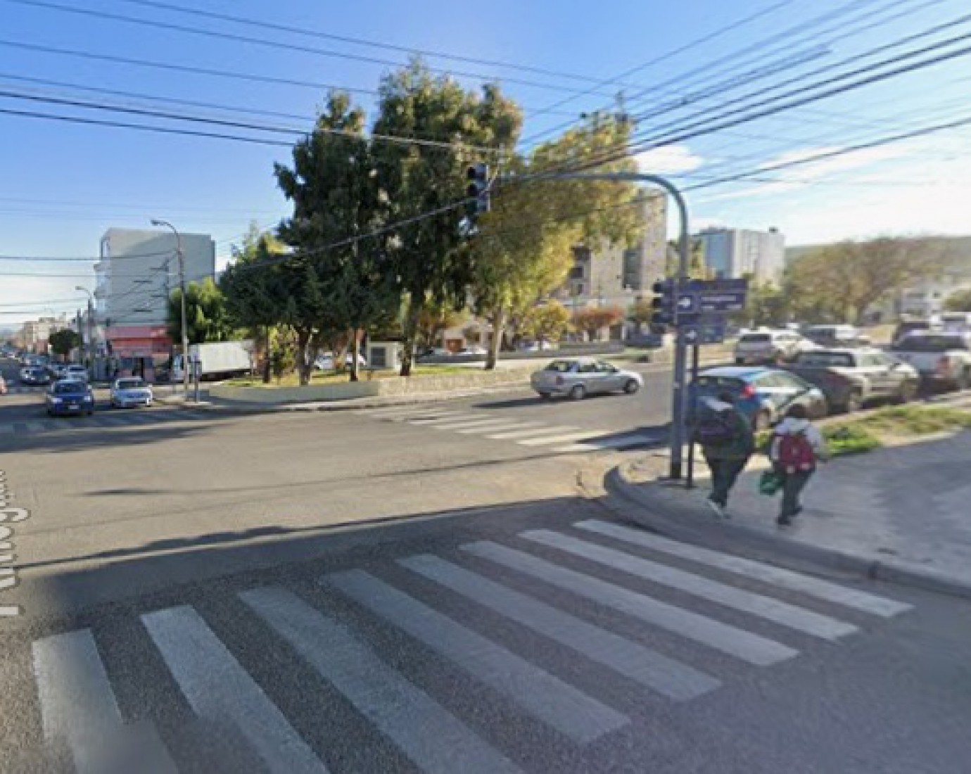 Le robaron a un jubilado frente a una panadería y pide ayuda para hablar con su familia