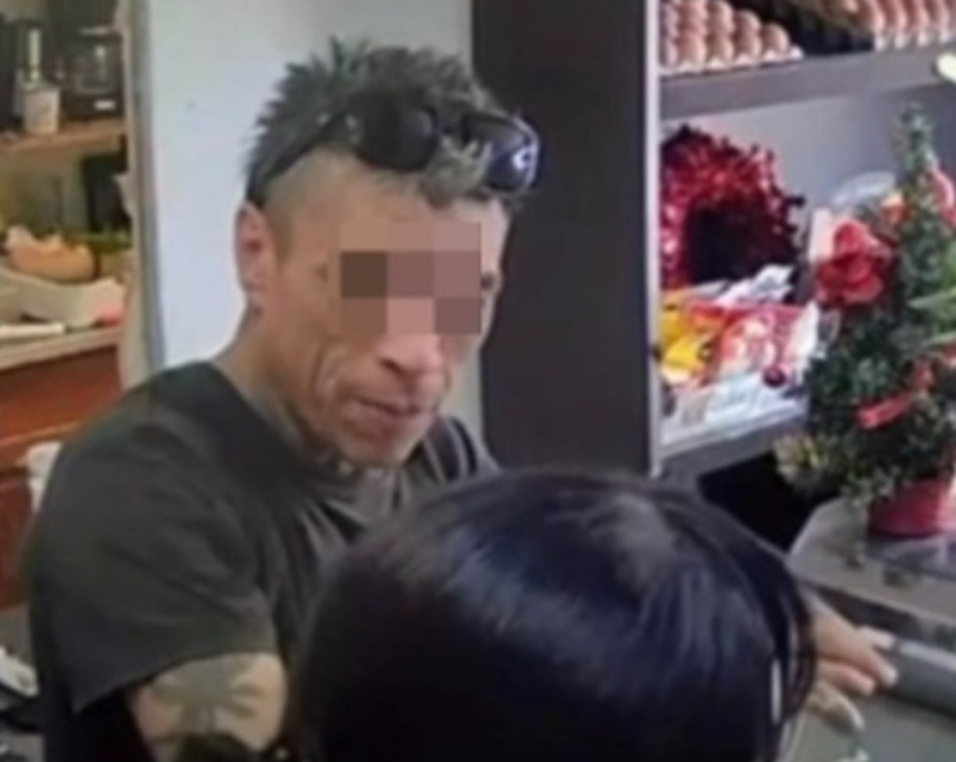 Sospechan que intentaron drogar para robarle a una empleada de una pollería: el hecho quedó grabado en video