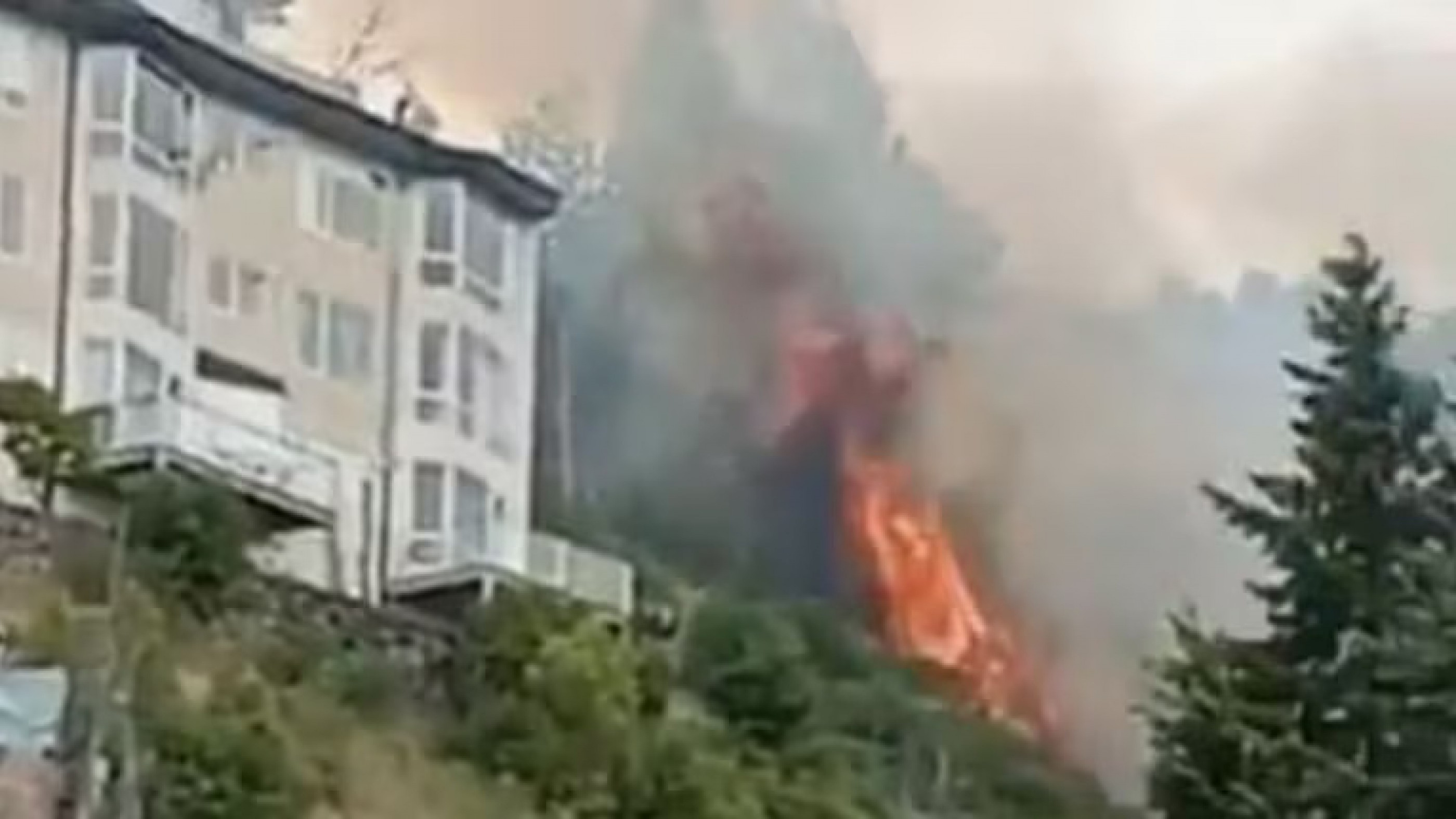 Bariloche: Un incendio rodea al Sanatorio San Carlos y evacuan la zona