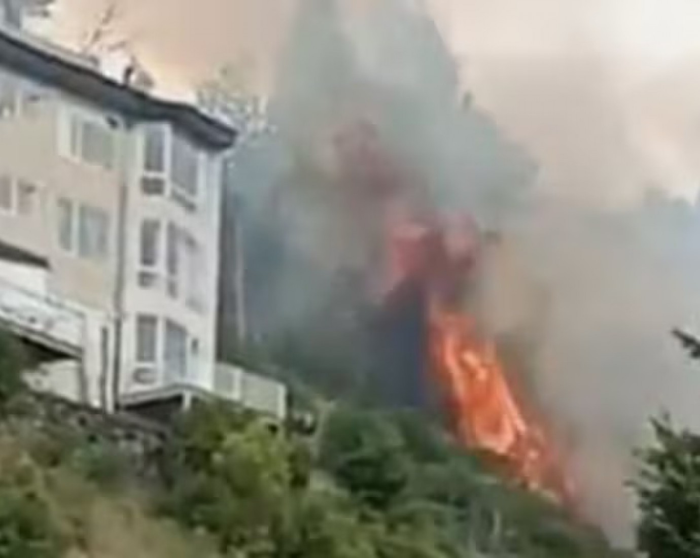 Bariloche: Un incendio rodea al Sanatorio San Carlos y evacuan la zona