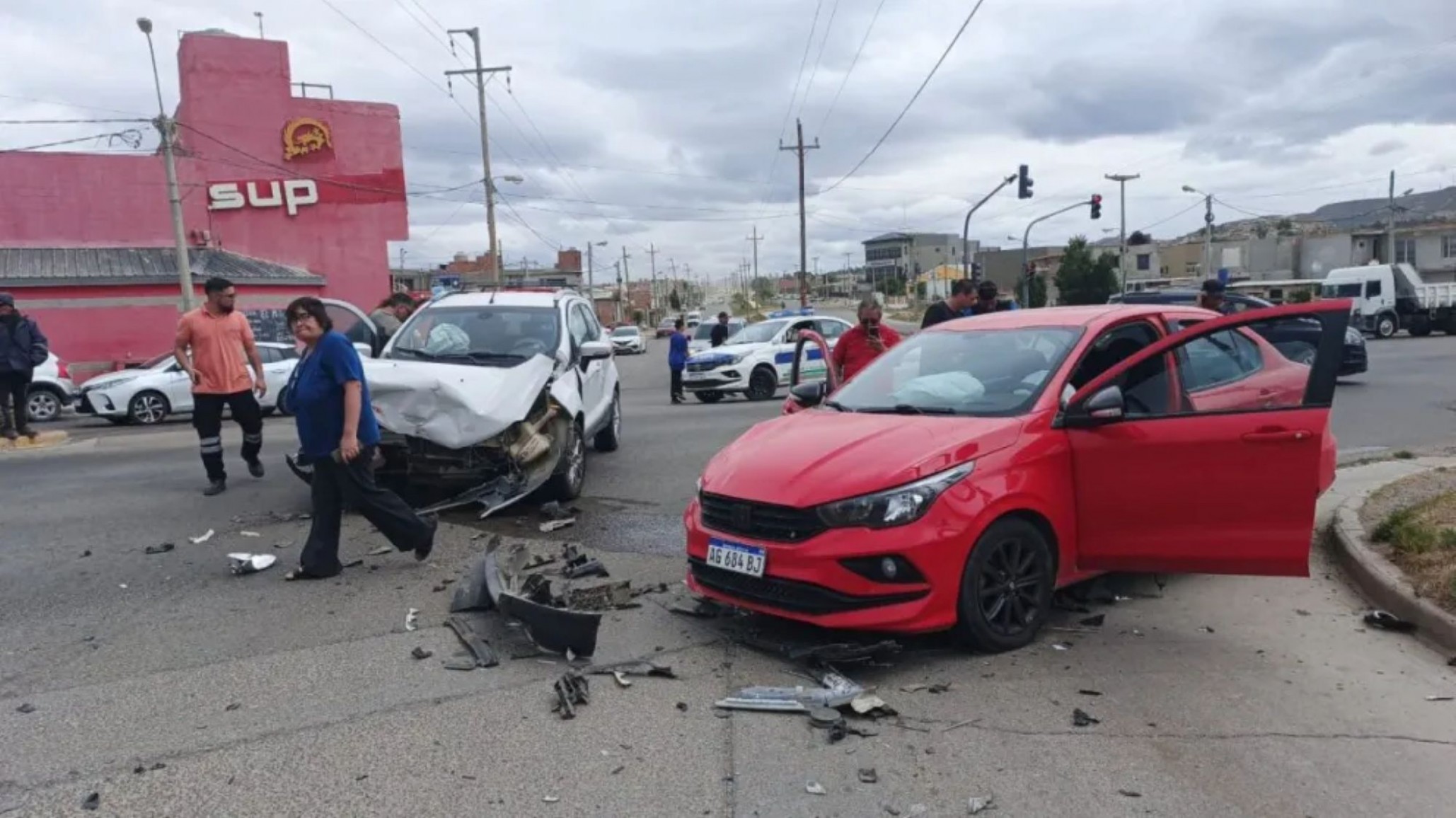 Choque en avenida Polonia: dos personas fueron trasladadas al hospital