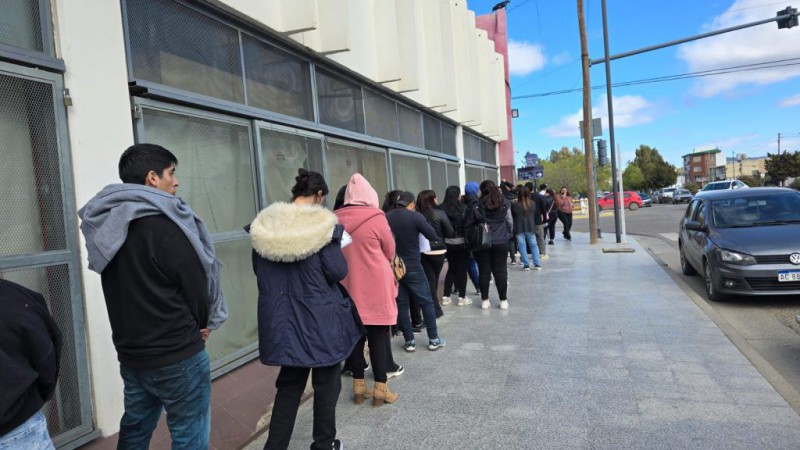 El dato que engaña: por qué baja el desempleo en Comodoro pero el trabajo escasea